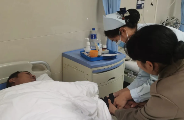 【忠诚卫健】国庆坚守 护航生命：红河州第三人民医院医护人员废寝忘食为患者诊治