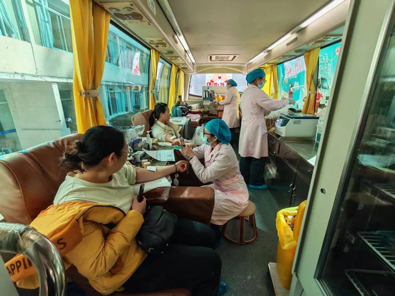 【活力卫健】红河州第三人民医院134名医务人员捐献热血超3万毫升  圆满完成“医务人员献血月”活动