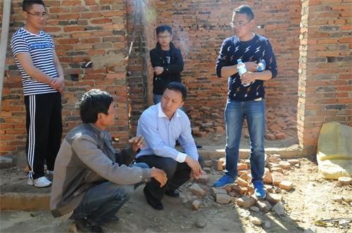 1547709443508146.jpg 党委副书记、纪委书记龚震同志深入贫困户家中了解情况.jpg