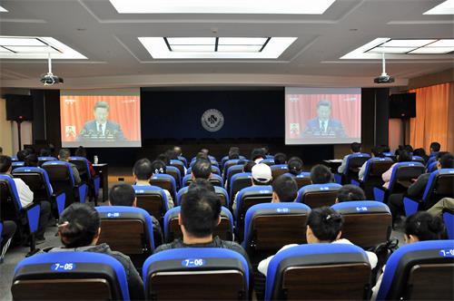 1547711212571251.jpg 全体党员干部职工聚精会神观看开幕会.jpg