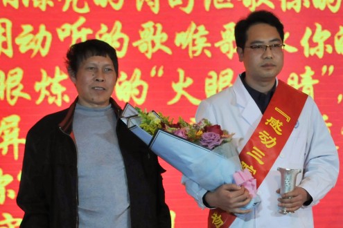 父爱如山的患者家属代表薛为龙（左）~1.jpg