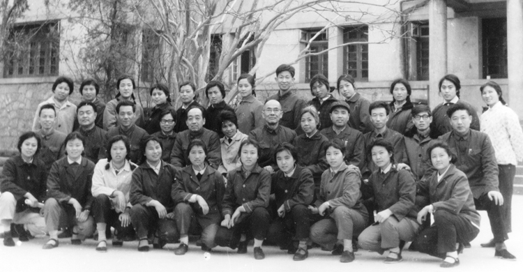1977年1月以黄国俊教授为队长的北京医疗队与我院肿瘤医护人员合影.jpg